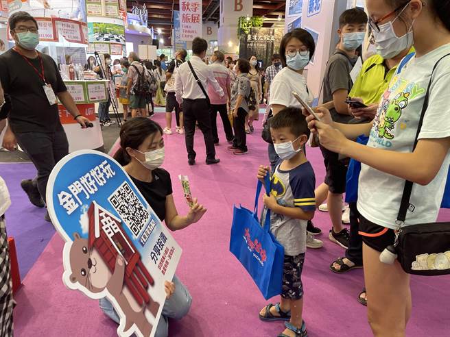 打卡送好禮，吸引民眾扶老攜幼參加。（金門縣府觀光處提供）