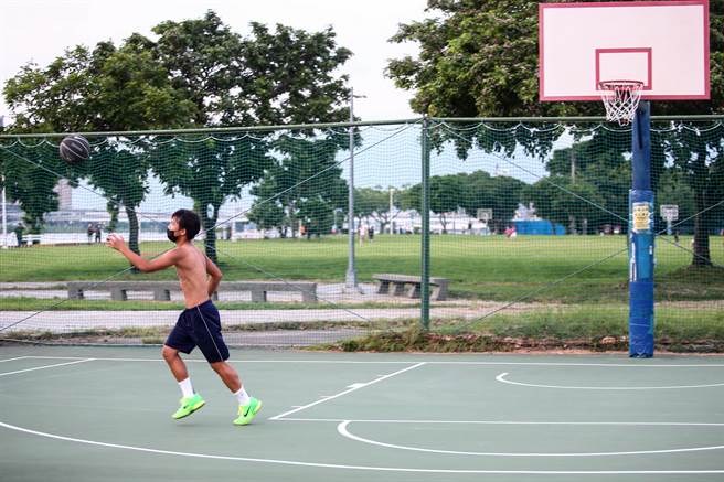 中央有意松绑户外戴口罩规定。（邓博仁摄）