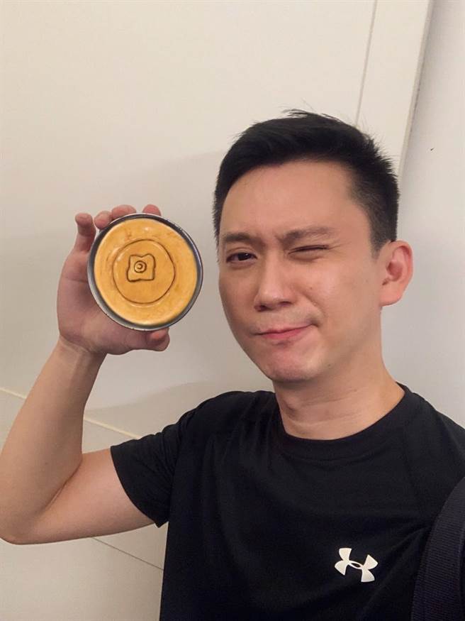 郑朝方1日深夜在脸书发文，以椪糖柿饼版、鱿鱼游戏抒发心情。（翻摄自郑朝方脸书）