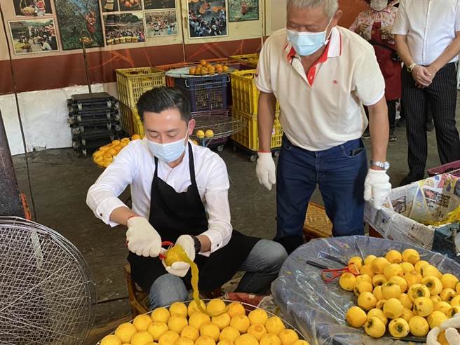 新竹市长林智坚（左）展开县市合併升格请益之旅，2日前往味卫佳柿饼产业园区。（庄旻静摄）