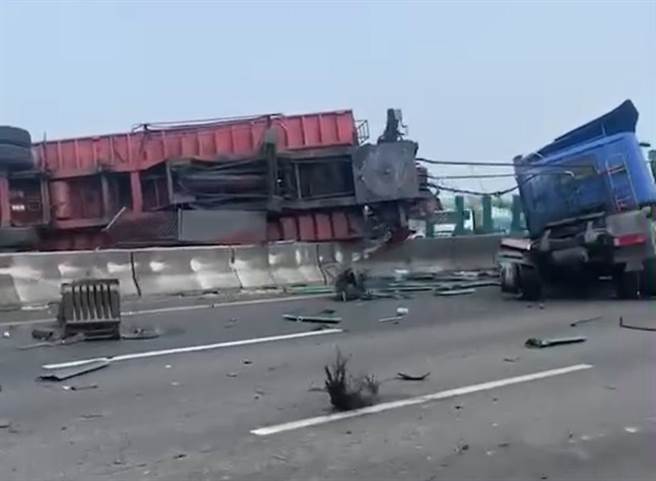 國道1重大車禍，半聯結車翻覆，橫躺南北車道全塞爆。(民眾提供)