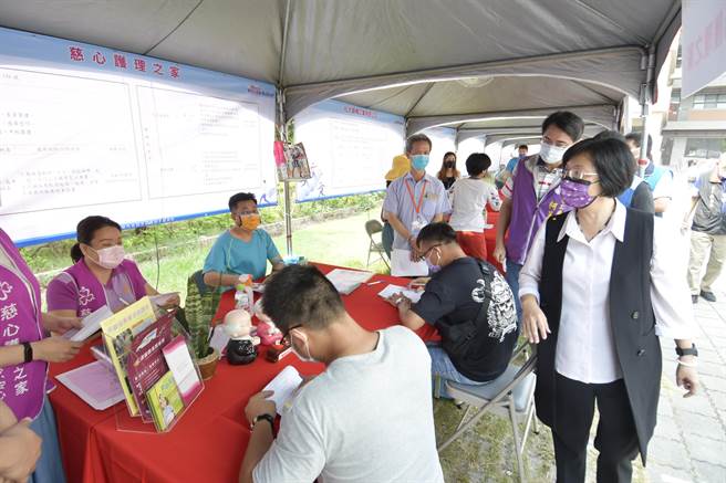 彰化县政府2日上午于北斗家商举办2021「彰化好就业 职达薪未来」第3场大型就业博览会，邀请37家厂商参与徵才，提供1600个以上就业机会。（彰化县政府提供／吴敏菁彰化传真）