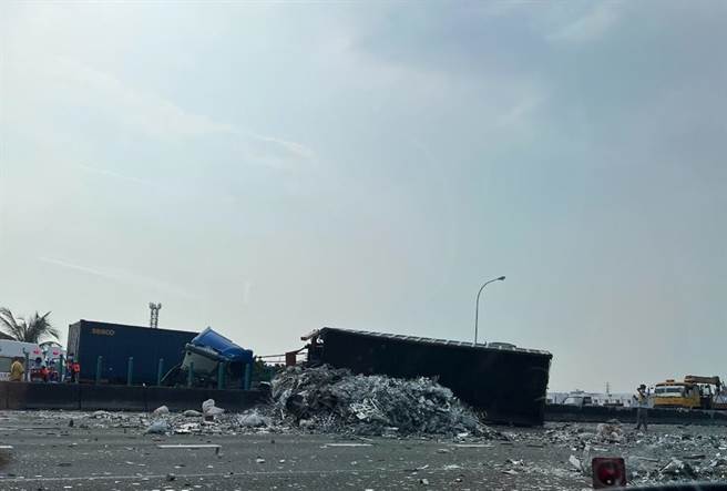 國道1重大車禍，半聯結車翻覆橫躺南北車道。(民眾提供)