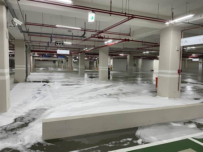 八德国民运动中心1日有辆车因车高过高，不慎撞击消防设备洒水头，现场喷出大量泡沫跟水。（桃园市提育局提供／陈梦茹桃园传真）