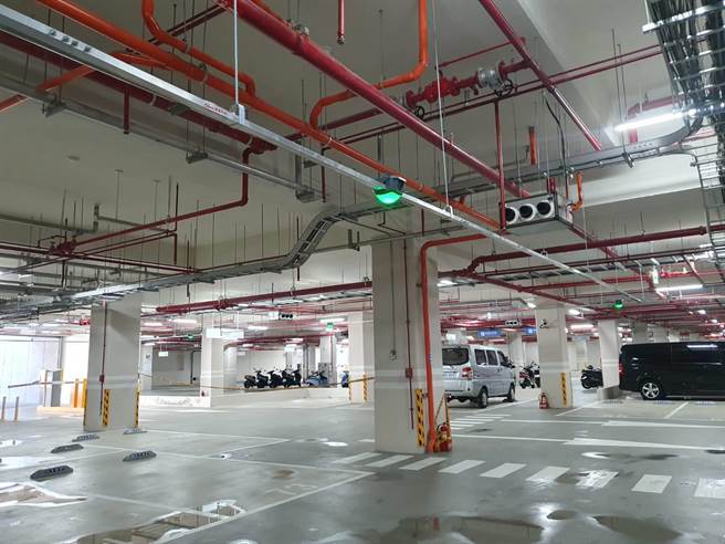 八德国民运动中心停车场目前已恢復开放，但内部仍有部分积水。（陈梦茹摄）