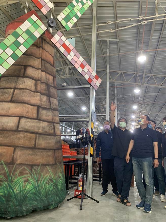 新北市长侯友宜今天上午视察纸风车道具仓库。（王扬杰摄）