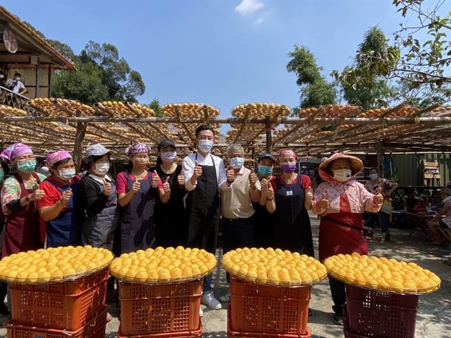 新竹市長林智堅（右五）展開新竹縣、市請益之旅，2日前往新竹縣新埔鎮味衛佳柿餅產業園區。（莊旻靜攝）