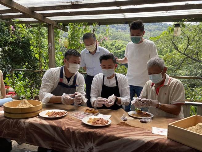 新竹市長林智堅（前排中）展開新竹縣、市請益之旅，2日前往新竹縣新埔鎮味衛佳柿餅產業園區，以麻糬、花生包柿餅。（莊旻靜攝）