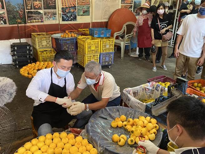 新竹市長林智堅（左）展開新竹縣、市請益之旅，2日前往新竹縣新埔鎮味衛佳柿餅產業園區，體驗削柿。（莊旻靜攝）