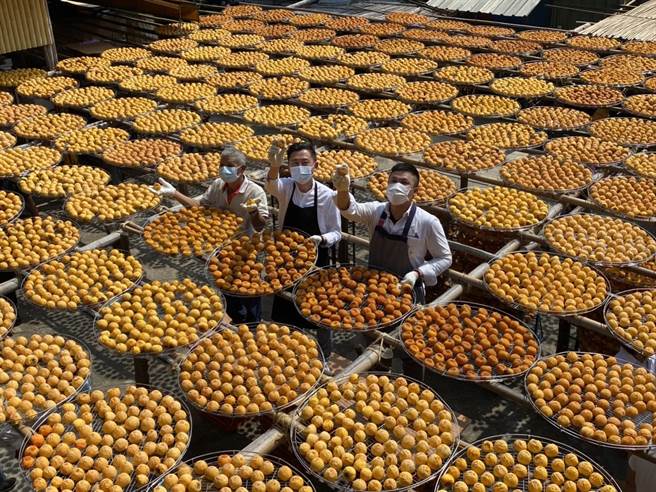 新竹市長林智堅（中）展開新竹縣、市請益之旅，2日前往新竹縣新埔鎮味衛佳柿餅產業園區，體驗曬柿。（莊旻靜攝）