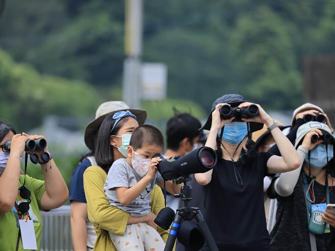 2021大雪山赏鸟大赛参赛队伍于大雪山林道5K观察猛禽。（东势林管处提供／王文吉台中传真）