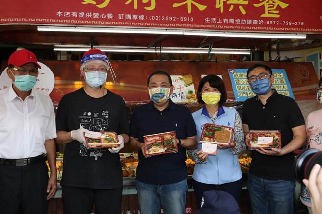 新北市长侯友宜至汐止区「好将来」快餐店实际了解待用餐取用情形。（新北市社会局提供）