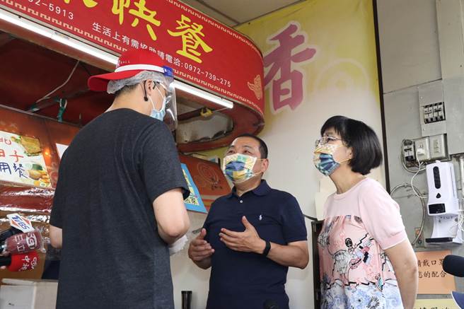 新北市长侯友宜至汐止区「好将来」快餐店实际了解待用餐取用情形。（新北市社会局提供）