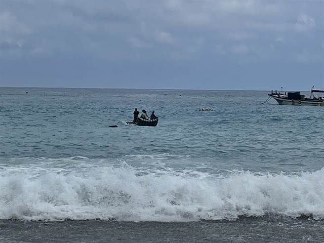 秀林鄉崇德外海，今下午被漁民發現有2具浮屍，警方會同海巡前往處理，已將大體以膠筏撈起搭載，並由海巡艦帶回花蓮港。（海巡署提供／王志偉花蓮傳真）