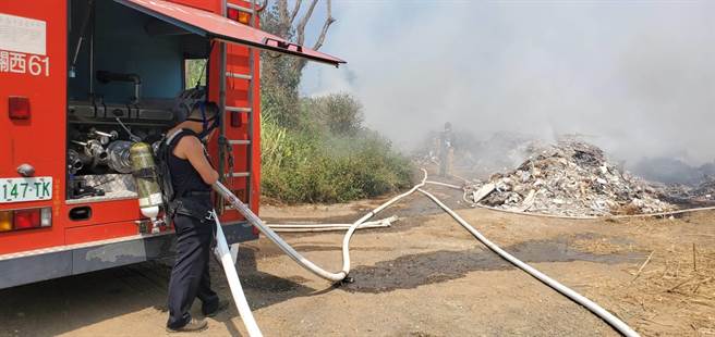 關西鎮東平里一塊土地疑似遭人濫倒垃圾，在警方、環保局會勘前夕，突傳出火警，啟人疑竇。（民眾提供）