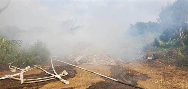 關西鎮東平里一塊土地疑似遭人濫倒垃圾，在警方、環保局會勘前夕，突傳出火警，啟人疑竇。（民眾提供）