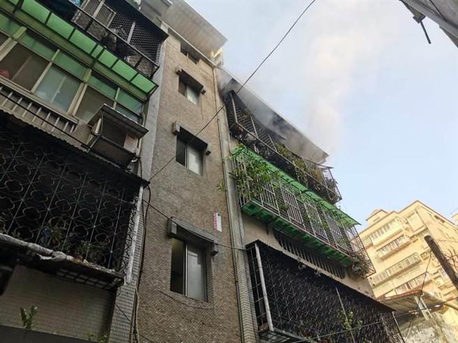 泰山民宅恶火一家3死2伤，起火原因疑客厅电线走火（民眾提供／戴上容新北传真）