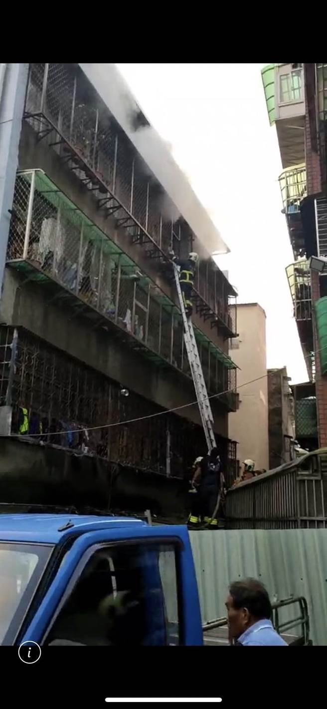 消防人员于随后出动架梯救下在阳台呼救的锺家女儿。（民眾提供／戴上容新北传真）