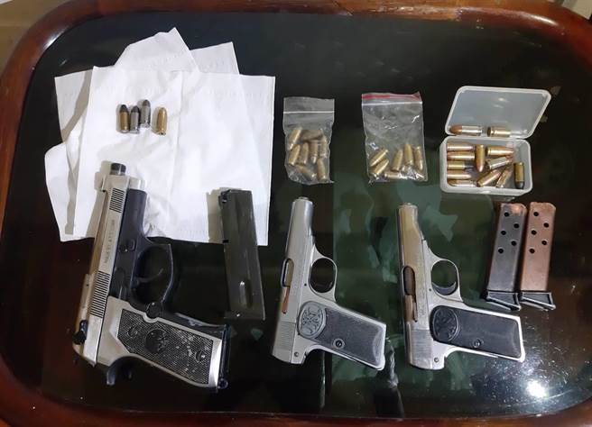 警方在西寧国宅查获3把改造手枪。（警方提供）