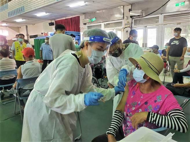 全台首创，云林县政府设置23处假日长者返乡施打站。（本报资料照片）