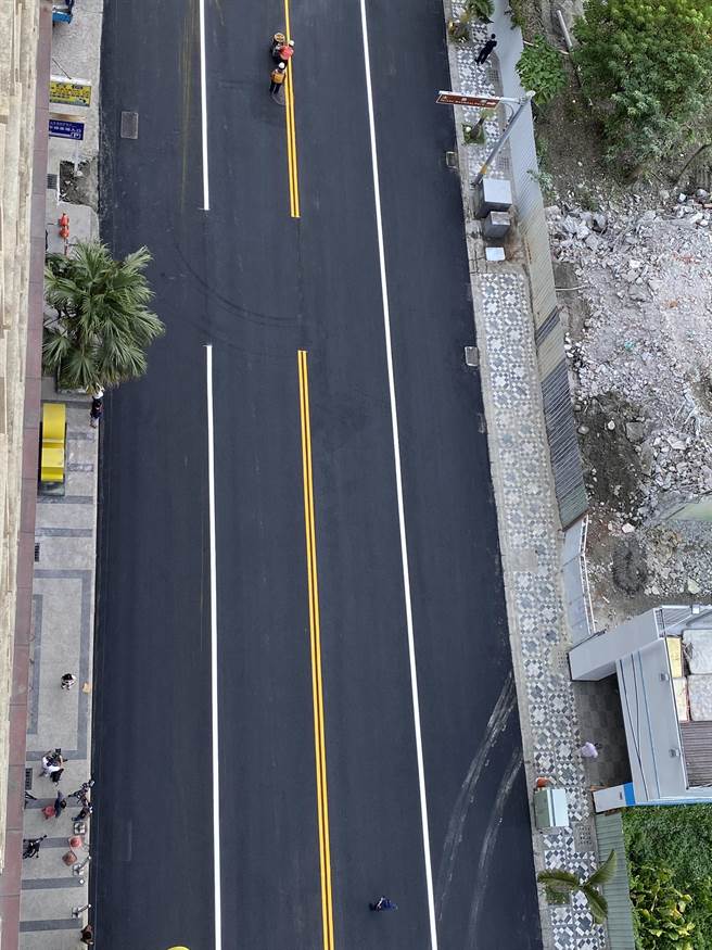 不到24小时，国联五路饭店大楼倒塌现场已清空，重舖柏油，开放通车，恢復市民正常生活秩序。（花莲县府提供／王志伟花莲传真）