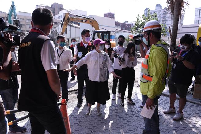 县长徐榛蔚漏夜在现场紧盯清除工作，尽快恢復市民生活正常秩序。（王志伟花莲传真）