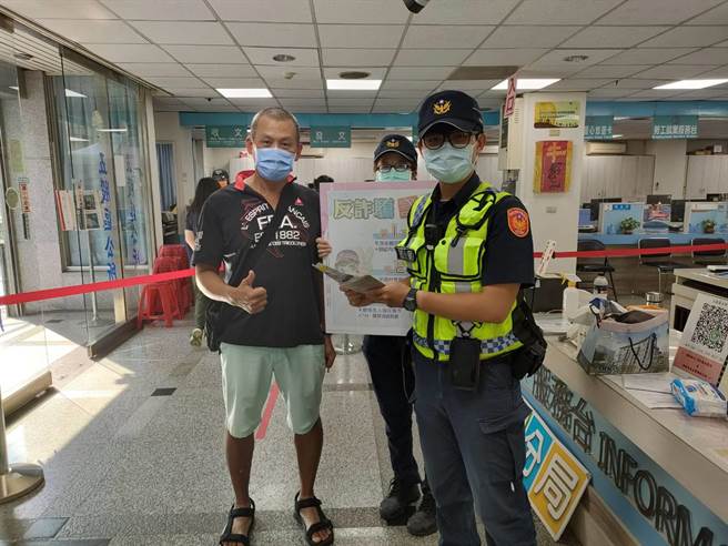 600萬元重陽敬老禮金發放 蘆洲動員20警到場維護並宣導反詐騙（蘆洲警提供／戴上容新北傳真）