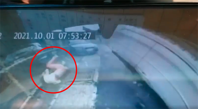 1辆轿车失控翻覆后四脚朝天，不断旋转打滑拖行，车身旋转时竟当场抛飞1名车内女乘客，女乘客疑似从车窗遭甩出车外，整个人掉到路边，再缓缓坐起。（翻摄自脸书「重机车友❘各区路况、天气回报中心」）