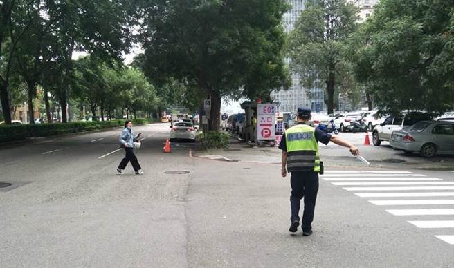 警方于百货公司周边路口取缔未依规定行走行人穿越道等违规行为。（警方提供）