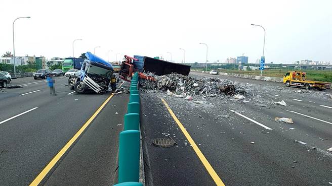 中山高台南仁德路段1辆大型联结车疑因曳引车头爆胎失控衝撞中央分隔岛后打横侧翻。（读者提供／洪荣志台南传真）