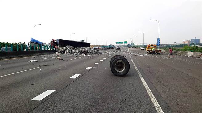 大型联结车打横侧翻后，车上载运的废五金散落一地影响通行。（读者提供／洪荣志台南传真）