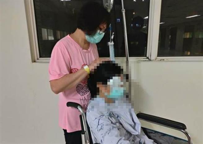 屏東縣高樹鄉「挖眼案」震驚社會，無辜受精神病患攻擊的潘姓女被害人2日進行鼻樑骨手術，稍早手術結束，目前正在病房休息，而她在術前的受訪畫面曝光。（莊全成提供／謝佳潾屏東傳真）