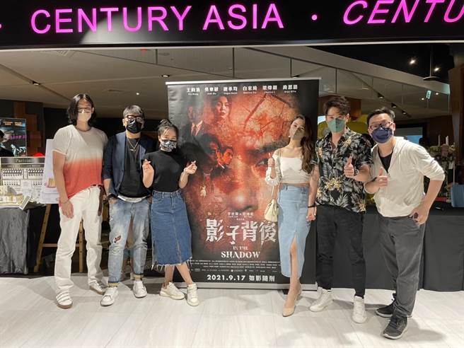 《影子背後》導演李世偉率演員吳東諺、白家綺、謝承均、梁煒鈿到影城現場。（喜樂時代影城提供）