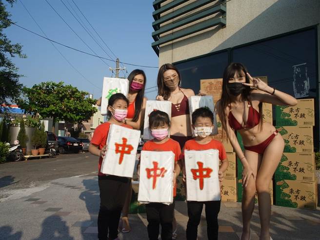 抢攻五倍券商机，云林县北港镇邦尼熊家用纸品公司推出「买麻将卫生纸送面纸麻将」活动。（张朝欣摄）