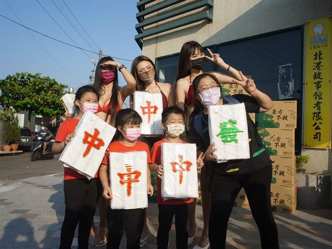 抢攻五倍券商机，云林县北港镇邦尼熊家用纸品公司推出「买麻将卫生纸送面纸麻将」活动。（张朝欣摄）