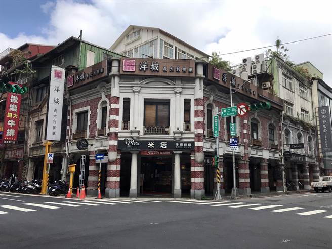 日本自民党新任总裁岸田文雄曾祖父岸田几太郎曾在信二路、义二路口发展，开设岸田吴服店及吃茶部，现为餐厅和书局。（陈彩玲摄）