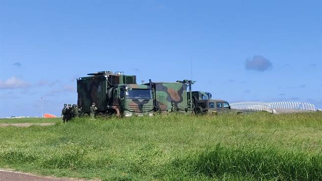 军方移动雷达指挥车近日密集出现在台东海岸。（民眾提供／蔡旻妤台东传真）