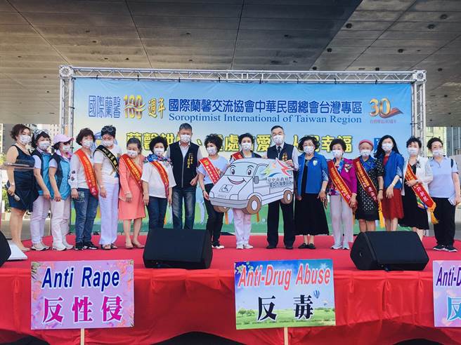 国际兰馨交流协会庆祝全球百周年暨台湾专区30周年，2日举办「兰馨耕情、处处有爱、人民幸福」公益活动，捐赠台中市政府6辆復康巴士。（陈世宗摄）