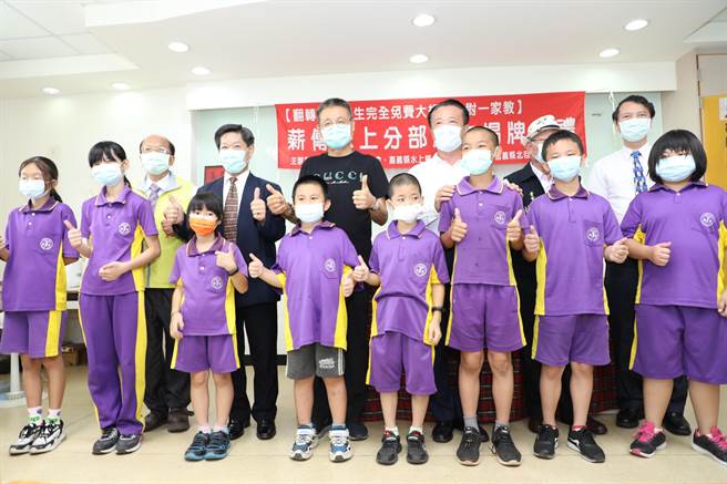 嘉义县民雄乡薪传二手书店馆长黄金山推动清寒学业低成就学生免费1对1家教有成，在嘉义县北回急难救助协会与水上乡公所协力下，免费课辅列车开进水上乡。（吕妍庭摄）