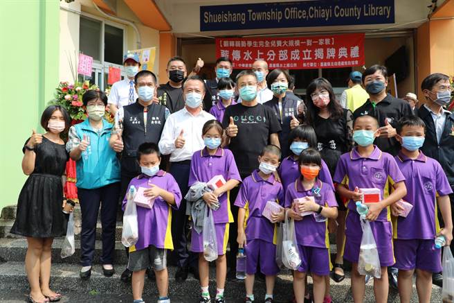 嘉义县民雄乡薪传二手书店馆长黄金山推动清寒学业低成就学生免费1对1家教有成，在嘉义县北回急难救助协会与水上乡公所协力下，免费课辅列车开进水上乡。（吕妍庭摄）