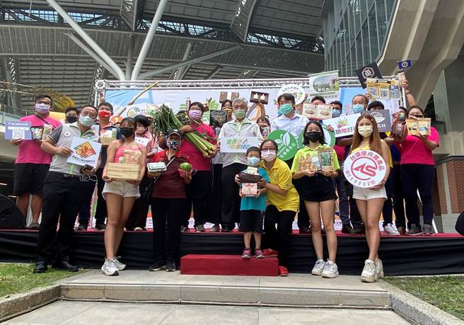 农委会辅导处10月2日起择周六、日要在台中铁道驿文化园区举办四场2021年青农快闪市集，青农们带着优质加工加值农特产品到场摆摊。（冯惠宜摄）