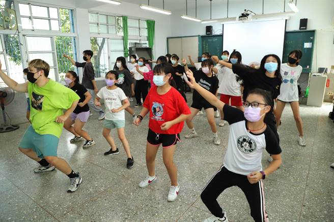 嘉义县成立「舞动青春活力绽放」街舞培训班，招收高中职以下学生，依不同舞风分组，分别在大同国小、水上国中及竹崎高中开班授课。（嘉义县政府提供∕吕妍庭嘉义传真）