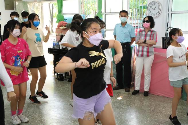 嘉义县成立「舞动青春活力绽放」街舞培训班，招收高中职以下学生，依不同舞风分组，分别在大同国小、水上国中及竹崎高中开班授课。（嘉义县政府提供∕吕妍庭嘉义传真）