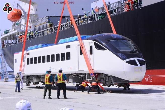 台铁新城际列车EMU3000预计年底上路营运，列车设有一般车厢与商务车厢。（台铁提供／陈佑诚传真）