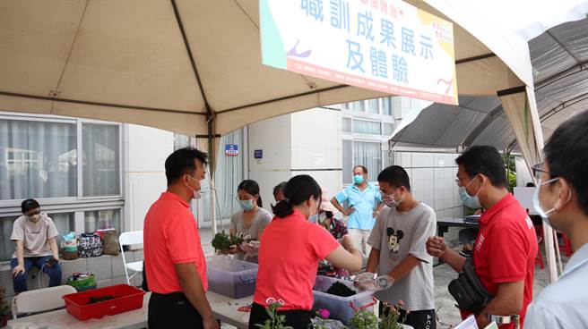 現場除了徵才攤位，同時設有各類身心障職訓體驗、職務再設計就業輔具體驗、職涯諮詢與履歷健檢等。（張毓翎攝）