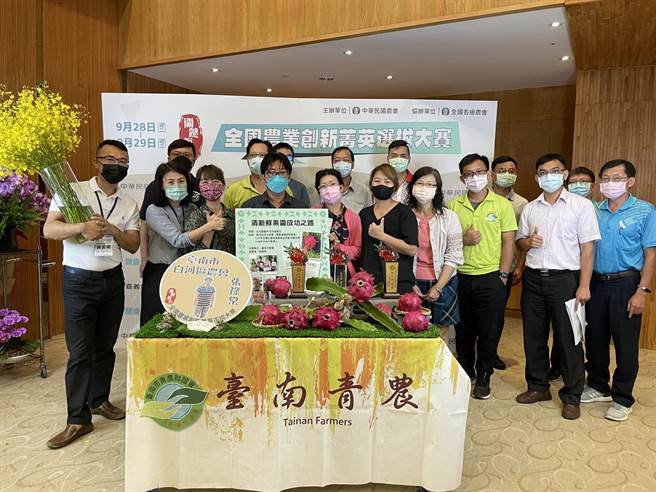 青农（前排左四）及白河区农会推广人员合照。（台南市政府提供／张毓翎台南传真）