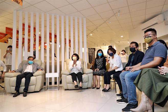 诗肯董事长林福勤邀嘉义市长黄敏惠到北港路旗舰店参观。（嘉义市政府提供∕吕妍庭嘉义传真）