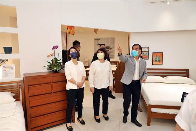 诗肯董事长林福勤邀嘉义市长黄敏惠到北港路旗舰店参观。（嘉义市政府提供∕吕妍庭嘉义传真）