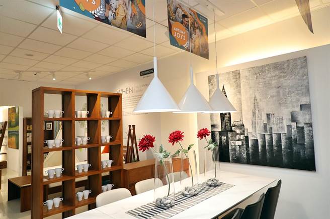 诗肯柚木北港路旗舰店，占地260坪，集合「诗肯柚木」、「诗肯居家」、「诗肯睡眠」三大品牌。（嘉义市政府提供∕吕妍庭嘉义传真）