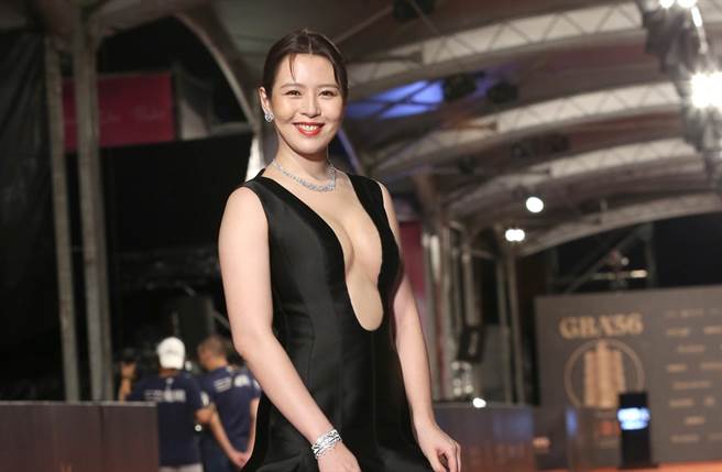 刘品言深U礼服大秀半球。（图／陈俊吉摄）